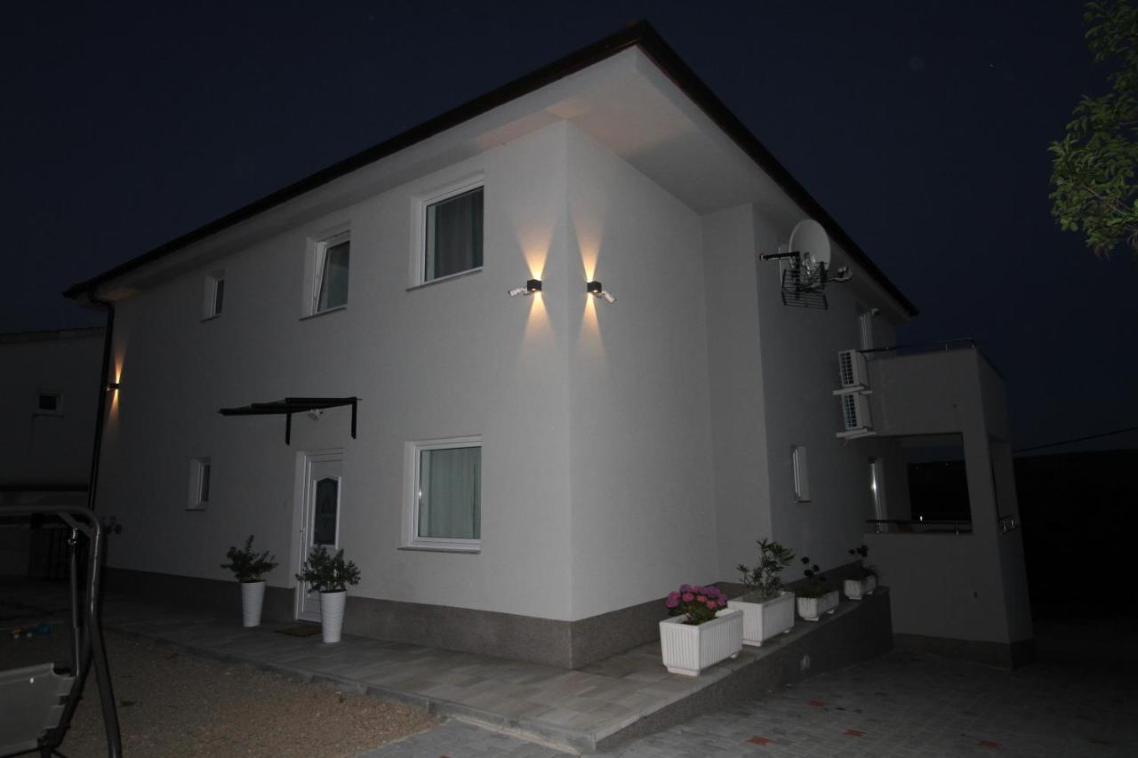 Apartments Klaudija Cizici Exterior photo